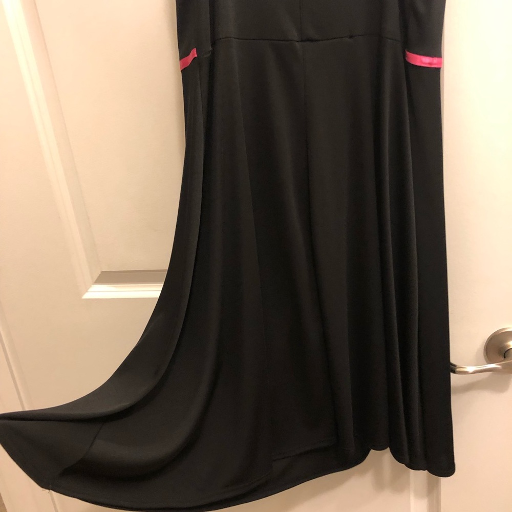 💋Cute Little Black Dress with Pink Flower Detail - Picture 6 of 8